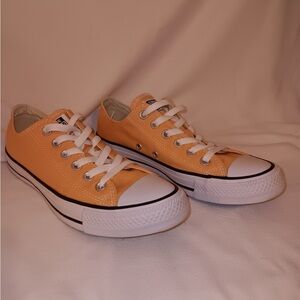 Women’s low top peach colored converse size 8